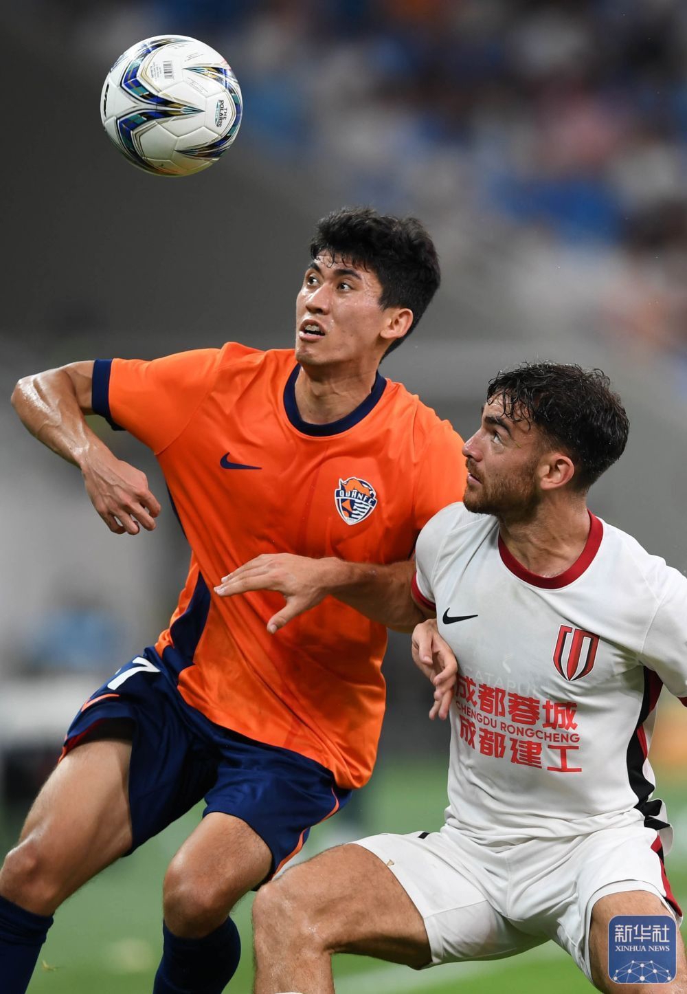 关于西甲国际比赛日再迎强敌；成都蓉城回应争议；主帅态度：质疑声仍在；更衣室氛围转暖的信息