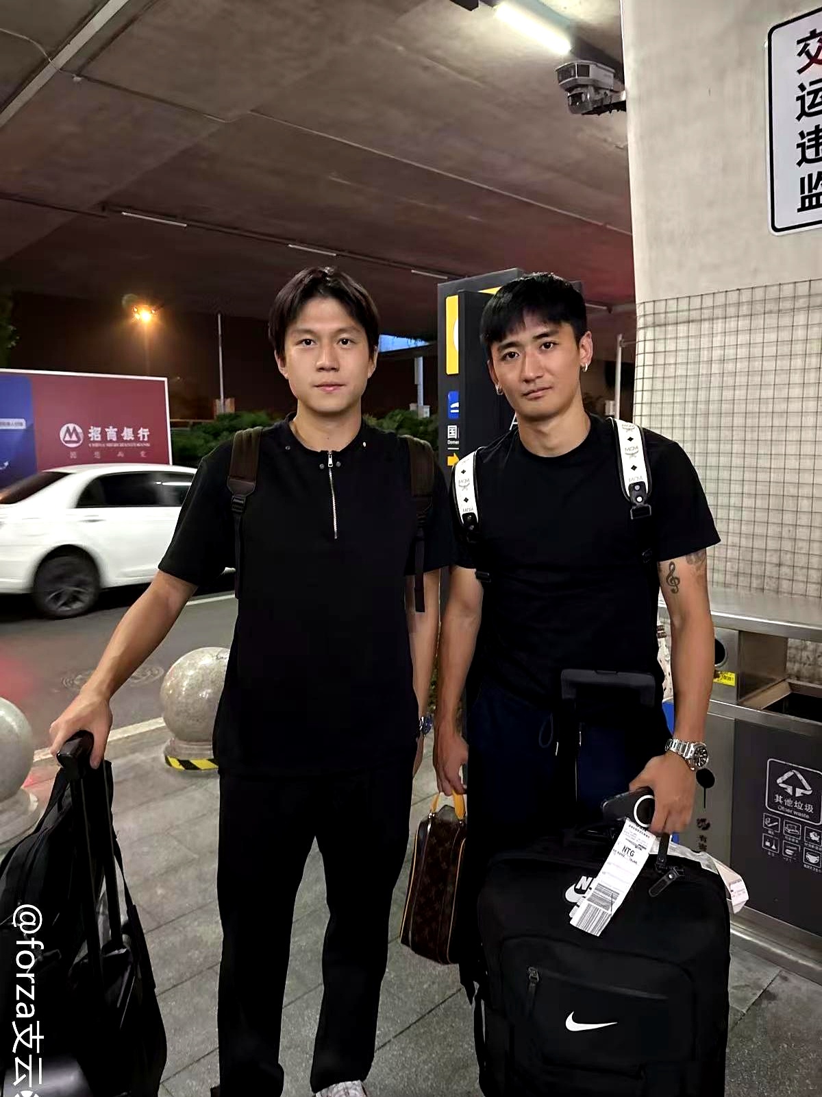 关于西甲国际比赛日再迎强敌；成都蓉城回应争议；主帅态度：质疑声仍在；更衣室氛围转暖的信息